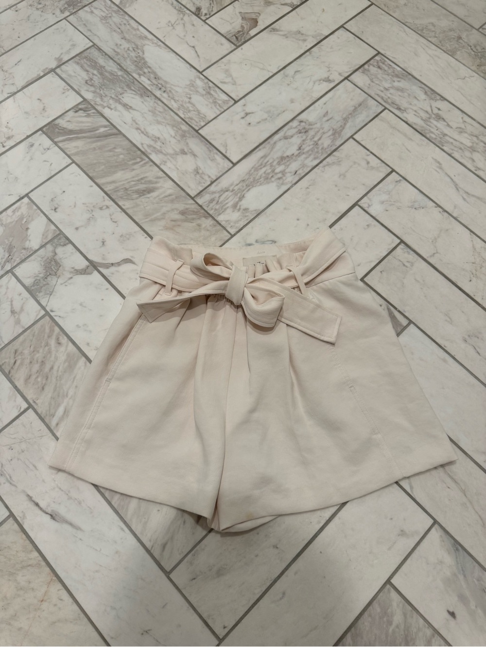 Wilfred High-Waist Tie-Belt Shorts in Light Cream